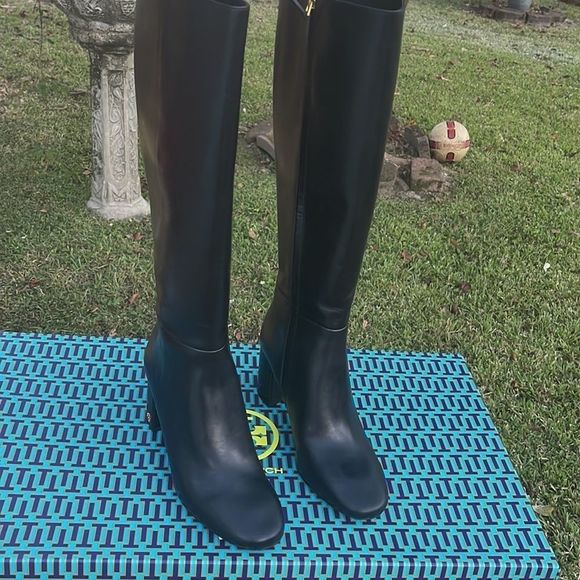 Elegant Black Leather Knee-High Boots - Picture 4 of 11